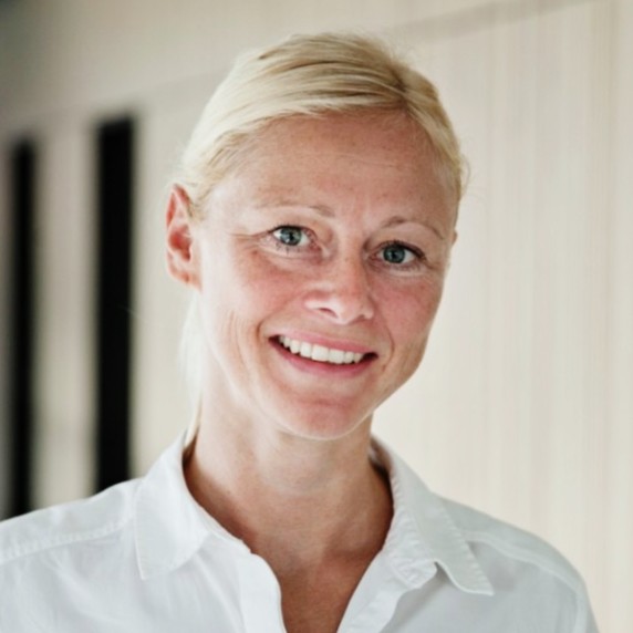 Janet Reznicek von Bind-X im Porträt. Nur Kopf und Schultern sind zu sehen.